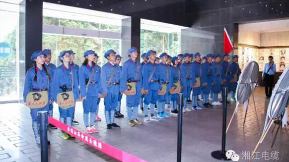 緬懷革命先烈，學(xué)習(xí)革命精神。——湘江電纜井岡山精神學(xué)習(xí)班剪影