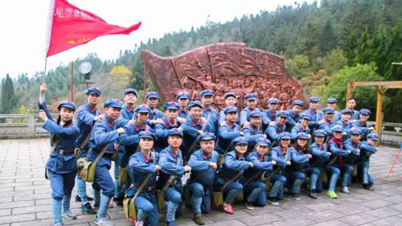 緬懷革命先烈，學(xué)習(xí)革命精神。——湘江電纜井岡山精神學(xué)習(xí)班剪影