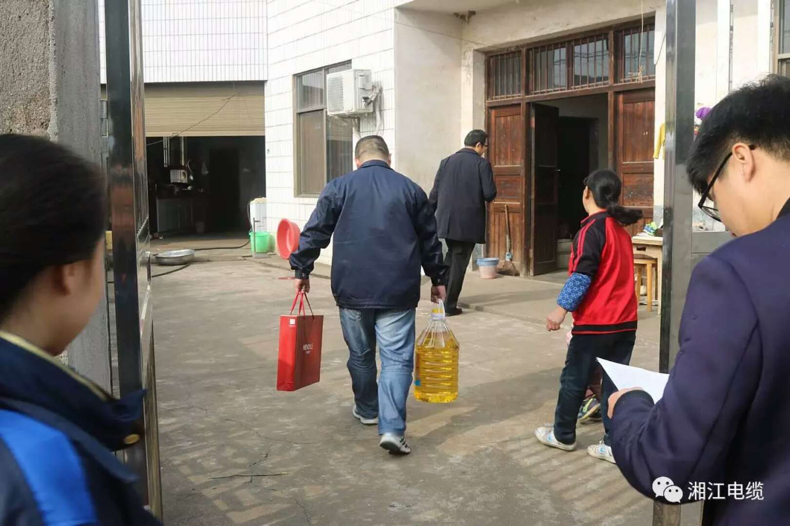 愛心凝聚力量，希望成就未來。湘江電纜參與“精準(zhǔn)扶貧”