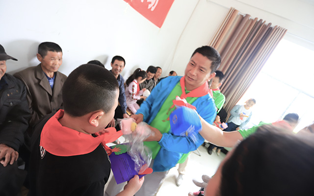 “六一微心愿，愛心暖童心”湘江電纜攜手村長李銳愛心傳遞 點(diǎn)亮未來