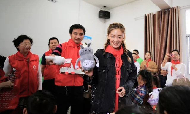 “六一微心愿，愛心暖童心”湘江電纜攜手村長李銳愛心傳遞 點(diǎn)亮未來