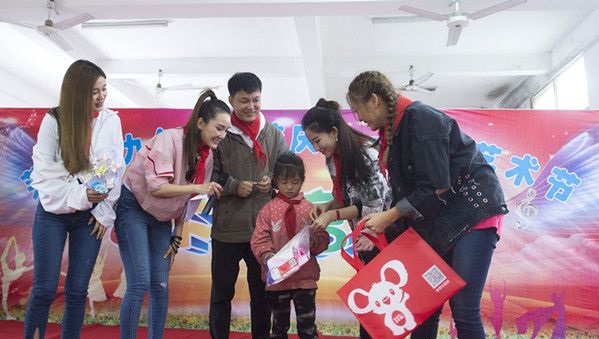 “六一微心愿，愛心暖童心”湘江電纜攜手村長李銳愛心傳遞 點(diǎn)亮未來