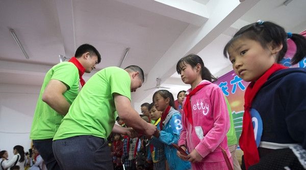 “六一微心愿，愛心暖童心”湘江電纜攜手村長李銳愛心傳遞 點(diǎn)亮未來