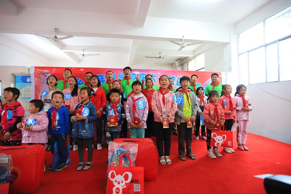 “六一微心愿，愛心暖童心”湘江電纜攜手村長李銳愛心傳遞 點(diǎn)亮未來
