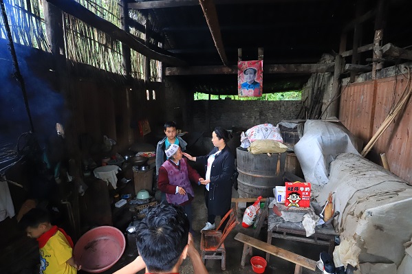 “六一微心愿，愛心暖童心”湘江電纜攜手村長李銳愛心傳遞 點(diǎn)亮未來