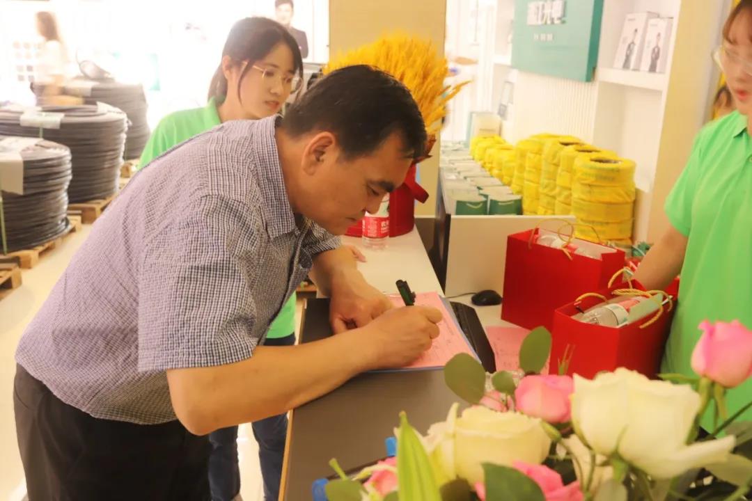 連通世界 點(diǎn)亮未來(lái)??！湘江電纜集團(tuán)武漢旗艦店開(kāi)業(yè)慶典盛大舉行！